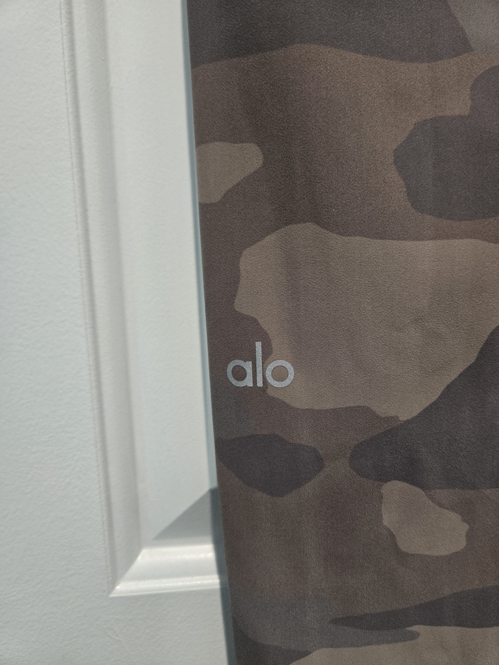 EUC- ALO Yoga High Waist Vapor Leggings in Putty Camouflage Women's Size Large - Picture 7 of 9